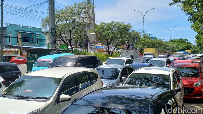 Demo sopir taksi online di Kantor Gubernur Sulsel.