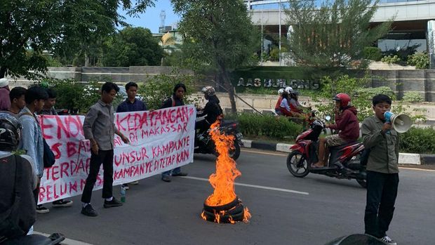 Demo tolak kedatangan Anies Baswedan di Makassar.