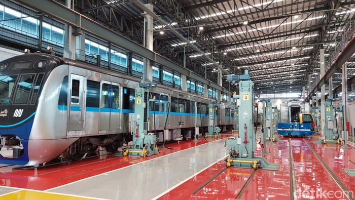 Depo MRT Lebak Bulus Potret pekerja di Depo MRT Lebak Bulus saat memeriksa kondisi kereta Turangga yang melayani rute Lebak Bulus-Bunderan HI.