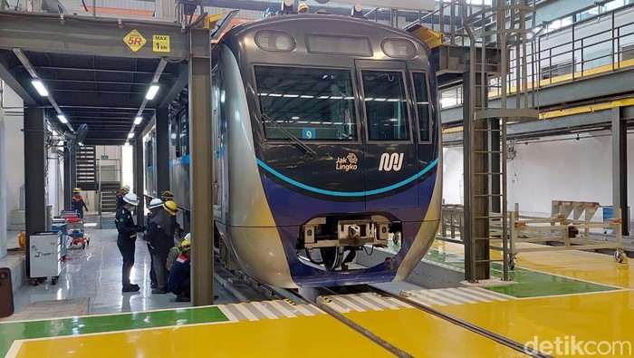 Potret pekerja di Depo MRT Lebak Bulus saat memeriksa kondisi kereta Turangga yang melayani rute Lebak Bulus-Bunderan HI.