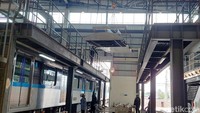 Para petugas tampak sedang melakukan pengangkatan AC yang menjadi faktor utama pendingin ruangan di MRT Jakarta. 