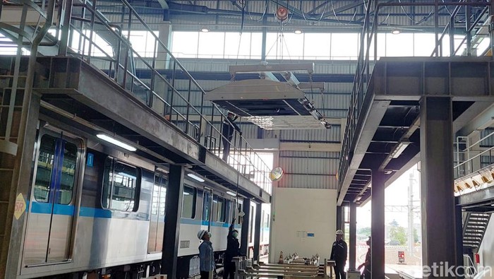 Depo MRT Lebak Bulus Potret pekerja di Depo MRT Lebak Bulus saat memeriksa kondisi kereta Turangga yang melayani rute Lebak Bulus-Bunderan HI.