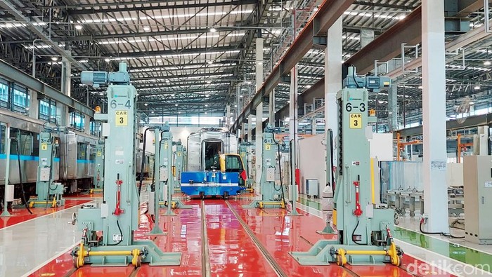 Potret pekerja di Depo MRT Lebak Bulus saat memeriksa kondisi kereta Turangga yang melayani rute Lebak Bulus-Bunderan HI.