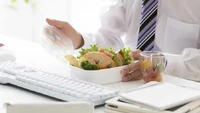 Digaji Rp 2 Miliar Setahun, Pria Ini Komplain Kerjanya Hanya Makan Siang Saja