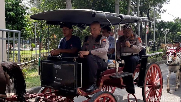 Direktur Lalu Lintas (Dirlantas) Polda Jateng Kombes Pol Agus Suryo Nugroho, menjajal andong untuk tamu tasyakuran penikahan Kaesang dan Erina, Solo, Selasa (6/12/2022).