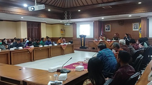 Disperinaker Badung rapat bersama stakeholder terkait perlindungan tenaga kerja migran (LSP, LPK dan P3MI) di Kantor Bupati Badung, Selasa (6/12/2022). Foto : Triwidiyanti