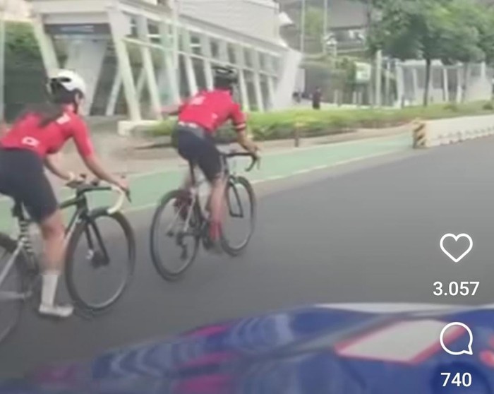 Dua orang pesepeda yang ngeyel lewat jalan raya ditegur polisi