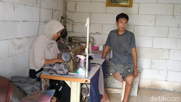 Dwi Kistanti (41) buruh jahit warga Desa Sumub Kidul, Kecamatan Sragi, Kabupaten Pekalongan, Selasa (6/12/2022).