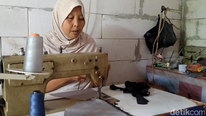 Dwi Kistanti (41) buruh jahit warga Desa Sumub Kidul, Kecamatan Sragi, Kabupaten Pekalongan, Selasa (6/12/2022).