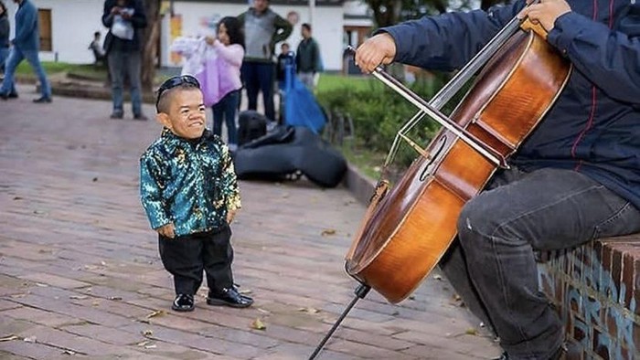 Edward Nino memegang rekor Pria Terpendek di Dunia dengan tinggi 72,10 cm. Namun menurutnya fisik bukan segalanya. Baginya, yang penting adalah kebaikan hati.