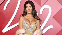 Bintang Love Island, Ekin-Su membuat semua mata melihat ke padanya dengan dress menerawang yang memamerkan bagian dada tersebut. WireImage/Karwai Tang