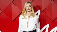 Pemeran Putri Diana di The Crown, Elizabeth Debicki, tampil simple dengan kemeja dan celana panjang. Samir Hussein/WireImage/Samir Hussein