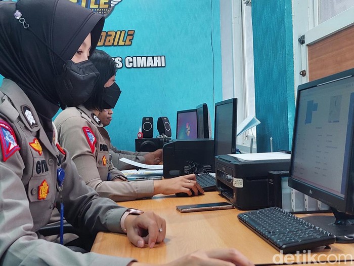Personel Satlantas Polres Cimahi Pantau Back Office ETLE Mobile