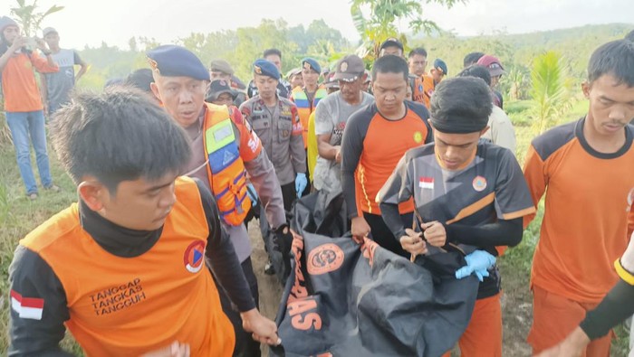 Evakuasi jenazah bocah yang hilang terseret arus sungai di Bone.