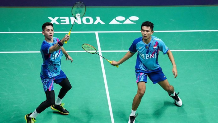 PARIS, FRANCE - OCTOBER 26: Fajar Alfian (R) and Muhammad Rian Ardianto of Indonesia compete in the Mens Doubles First Round match against M.R. Arjun and Dhruv Kapila of India during day two of the Yonex French Open at Stade Pierre de Coubertin on October 26, 2022 in Paris, France. (Photo by Shi Tang/Getty Images)