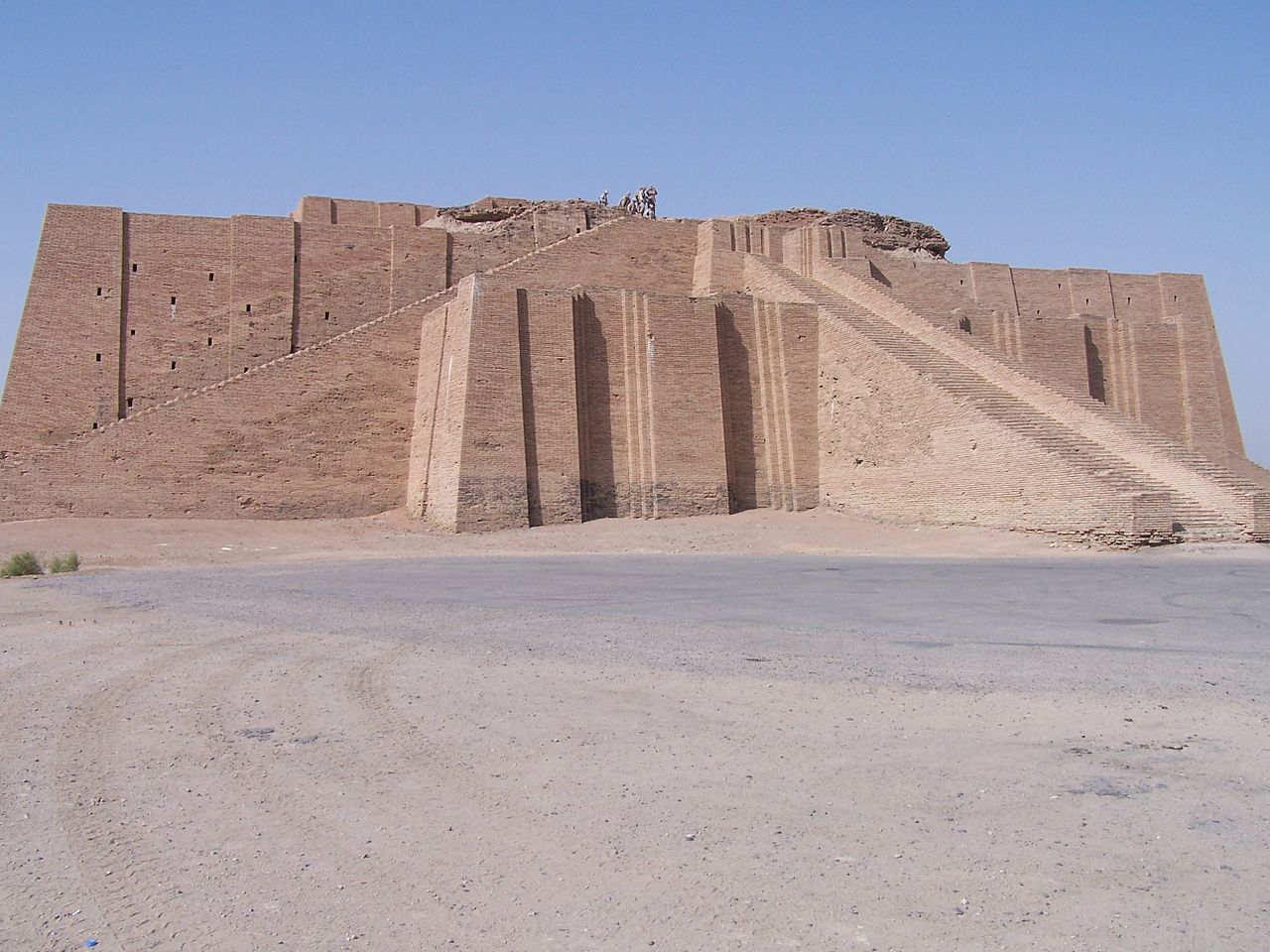 Fasad Ziggurat Ur yang telah direkonstruksi.