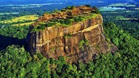 Kota Benteng Sigiriya, semula merupakan benteng Raja Kassapa I. Ia memindahkan istana ke hutan karena khawatir pembalasan dari saudaranya setelah mencelakakan ayah sendiri. Kassapa lalu membangun ibu kota baru yang mewah, dikelilingi taman, air mancur, dan paviliun. Pusat kotanya berbentuk dataran tinggi granit Lions Rock setinggi 210 meter.Benteng di puncak gunung dapat diakses lewat tangga yang dijaga patung batu besar berbentuk singa. Kini, cakar patung saja yang tersisa. Benteng di puncak gunung itu menjadi istana utama Kassapa selama beberapa tahun. Ada taman bertingkat, kolam, dan lukisan dinding perempuan di tempat tinggalnya itu. Setelah meninggal pada 495 M, benteng Sigiriya menjadi biara Buddha. (Foto: Binuka Poojan/Wikimedia Commons)