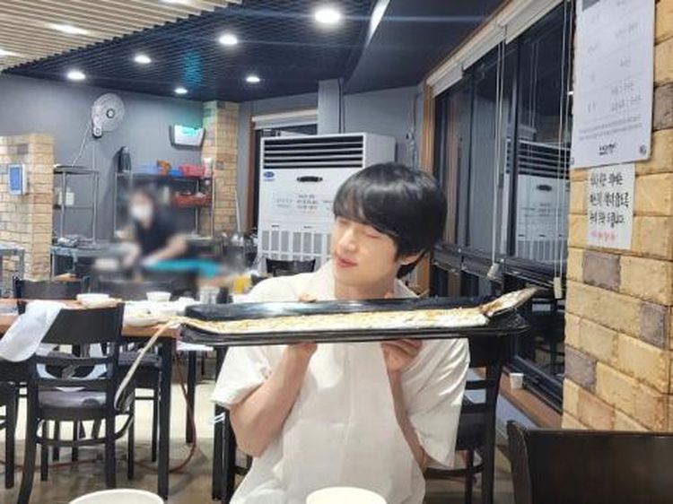 Jelang Wajib Militer, Ini 10 Momen Jin BTS Asyik Kulineran