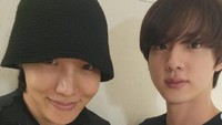Bersama rekan satu timnya, J Hope, keduanya asyik menikmati makanan yang lezat. Kali ini ada potongan gurita yang dimasak dengan bumbu pedas khas Korea Selatan. Foto: Instagram/jin