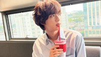 Ketika ingin bersantai, Jin BTS juga senang pergi ke kafe. Segelas minuman dingin yang menyegarkan dipilihnya untuk mendinginkan tubuh yang lelah dan kepanasan. Foto: Instagram/jin