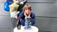 Pada hari perayaan yang spesial, Jin BTS menerima kue dengan desain yang lucu. Konsepnya memadukan warna biru tua dan biru muda lengkap dengan bintang-bintang kecil seperti di angkasa. Foto: Instagram/jin