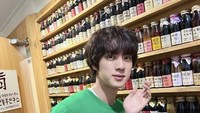 Dirinya juga pernah mengunjungi rak yang penuh dengan arak tradisional Korea Selatan. Ada soju hingga makgeolli yang dibikin secara tradisional oleh warga setempat. Foto: Instagram/jin