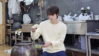 Jin BTS senang mengisi waktu luangnya dengan kegiatan yang produktif. Salah satunya ketika ia belajar salah satu teknik memasak atau proses pembuatan hidangan tradisional khas Korea Selatan. Foto: Instagram/jin