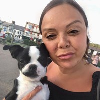 Menurut psikolog dan ilmuwan, pemilik bisa mirip hewan peliharaannya, karena mereka cenderung tertarik mengadopsi hewan yang punya kesamaan fitur dengannya. Foto: Itchpet