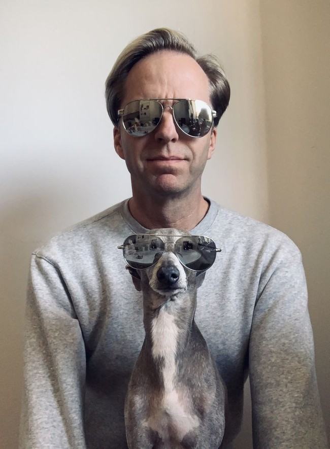 Saking sayangnya, hewan peliharaan terkadan diizinkan untuk tidur bareng majikan di kasur yang sama. Ada pula yang mengajak mereka liburan bersama. Foto: Itchpet