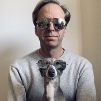 Saking sayangnya, hewan peliharaan terkadan diizinkan untuk tidur bareng majikan di kasur yang sama. Ada pula yang mengajak mereka liburan bersama. Foto: Itchpet