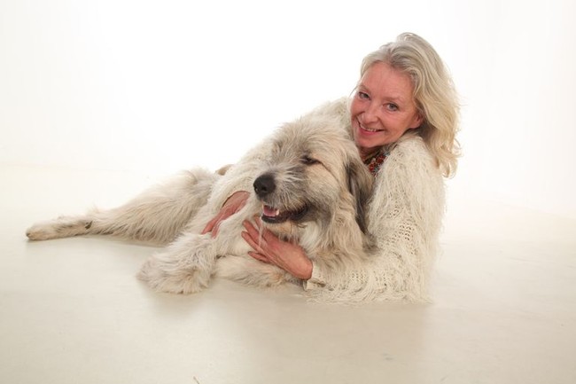 Studi lain mendukung teori ini. Sebanyak 261 wanita diminta memilih jenis ras anjing yang ingin mereka pelihara. Hasilnya, responden wanita yang berambut panjang cenderung memilih anjing dengan telinga panjang dan menjuntai ke bawah. Foto: Itchpet