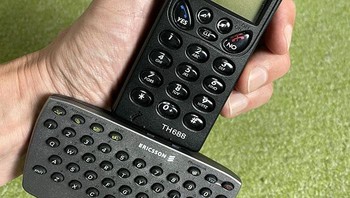 Ponsel Ericsson TH668 punya aksesori keyboard QWERTY fisik. Foto: Boredpanda
