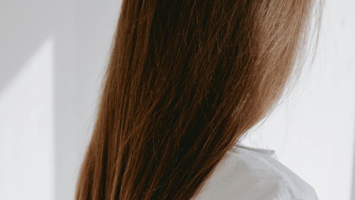 Ilustrasi cara meluruskan rambut secara alami.