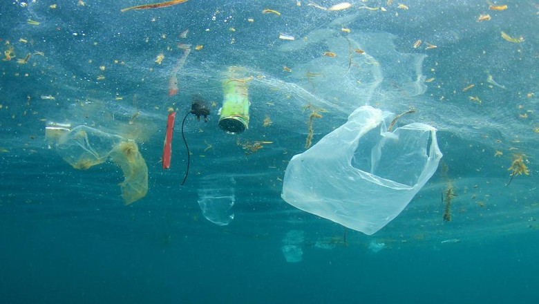 Ilustrasi sampah plastik di laut Ilustrasi sampah plastik di laut.
