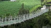 Lantai kaca ini sudah diuji dan mampu menahan beban mencapai 9 ton. Struktur jembatan ini dilengkapi double protection steel berupa baja galvanis yang dilapisi cat epoxy agar lebih tahan terhadap karat. Adapun sarana prasarana yang melengkapi berupa bangunan serbaguna seperti amphitheater, drop zone, pavement area, shuttle zone, terminal, dan gapura penanda.
