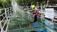 Timbul berharap dengan diresmikannya jembatan kaca secepat mungkin, maka warga akan bisa merayakan libur natal dan tahun baru di Bromo dengan obyek wisata paling baru tersebut.  
