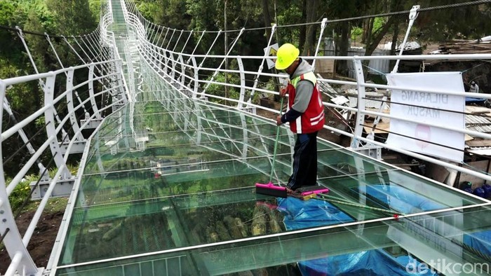 Ini Jembatan Kaca Pertama di Bromo yang Jadi Destinasi Andalan Wakil Bupati Probolinggo Timbul Prihanjoko mengatakan pembangunan jembatan di Dusun Cemoro Lawang, Desa Ngadisari, Sukapura, Probolinggo itu memang telah tuntas. Jembatan ini akan diresmikan di penghujung 2022 dan berharap dapat dilakukan Presiden Joko Widodo (Jokowi).