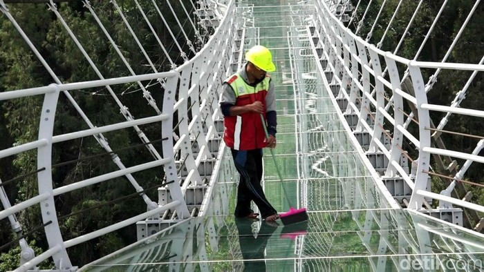 Ini Jembatan Kaca Pertama di Bromo yang Jadi Destinasi Andalan Wakil Bupati Probolinggo Timbul Prihanjoko mengatakan pembangunan jembatan di Dusun Cemoro Lawang, Desa Ngadisari, Sukapura, Probolinggo itu memang telah tuntas. Jembatan ini akan diresmikan di penghujung 2022 dan berharap dapat dilakukan Presiden Joko Widodo (Jokowi).