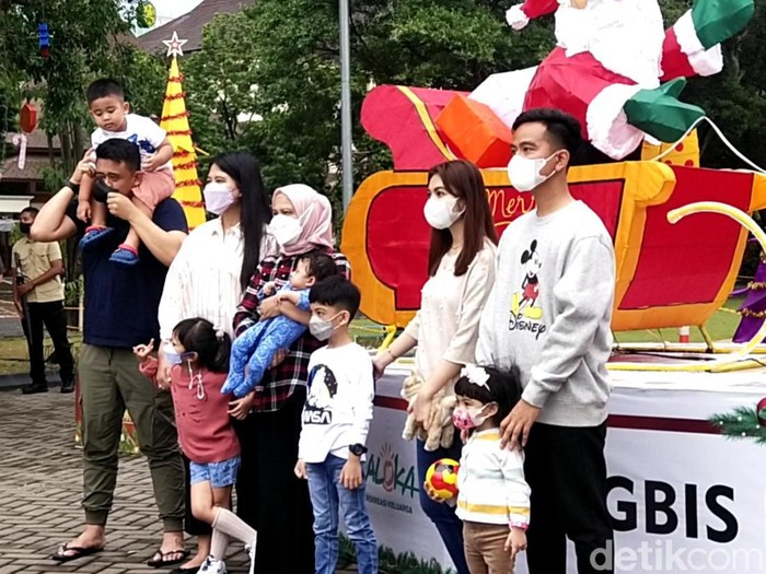 Iriana Jokowi beserta keluarga berkeliling Kota Solo dengan naik bus tingkat Werkudara dan menyempatkan berfoto di halaman Balai Kota, Selasa (6/12/2022).