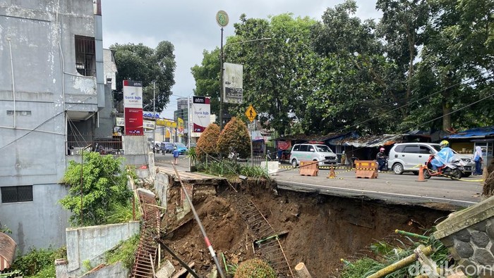 Jalan longsor di Sukabumi