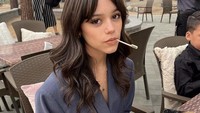 Artis kelahiran 27 September 2002 ini ternyata hobi kulineran seru. Momen nongkrong di kafenya pun banyak dibagikan di Instagram. Foto: Instagram Jenna Ortega