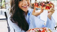 Salah satunya momen saat menikmati pizza. Posenya saat memegang pizza ini bikin netizen salah fokus karena sangat mirip dengan Lesti Kejora. Foto: Instagram Jenna Ortega