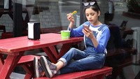Kulineran di restoran dan memesan rice bowl, pose Jenna Ortega ini mirip banget Lesti. Posenya candid sambil memainkan ponselnya. Foto: Instagram Jenna Ortega