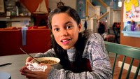 Selain itu ada juga momen Jenna Ortega saat kulineran bareng Melissa Barrera. Dalam momen ini, mereka memesan spaghetti hingga ayam. Foto: Instagram Jenna Ortega