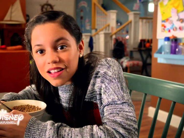 Pose Jenna Ortega saat Ngopi dan Makan Pizza Ini Mirip Lesti Kejora