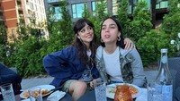 Tak kalah mirip Lesti, ini pose Jenna Ortega saat makan sereal di salah satu adegan film yang dimainkannya. Filmnya ini tayang di Disney Channel. Foto: Instagram Jenna Ortega