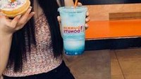 Ini adalah momen Jenna Ortega saat nongkrong di sebuah gerai donat. Ia memesan minuman dan donat favoritnya. Foto: Instagram Jenna Ortega