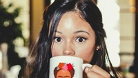 Cantik dan menggemaskan, begini pose candid Jenna Ortega saat minum menggunakan cangkir. Netizen salah fokus dengan gambar cangkirnya. Foto: Instagram Jenna Ortega