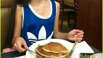 Pose Jenna Ortega saat Ngopi dan Makan Pizza Ini Mirip Lesti Kejora