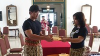 Setelah akad, kemudian dilanjutkan pengenaan cincin. Setelah prosesi tersebut, acara dilanjutkan dengan upacara panggih manten yang dikuti oleh kedua keluarga. Foto: Jauh Hari Wawan S/detikJateng